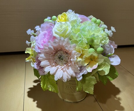 造花でアレンジフラワー作ります 造花であなたの暮らしに彩りを。 イメージ2