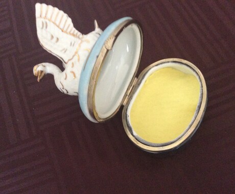 クリスマスのプレゼントに喜ばれます アンティークの小物入れ。中に何を入れるかはあなただけの秘密 イメージ2