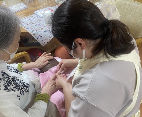 介護施設でのケアネイル行います 高齢者の方とのコミュニケーションも得意です。 イメージ1