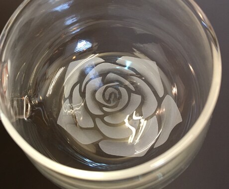 グラスの底に薔薇を刻印します 素敵な人へ、個性的なプレゼントをしたいあなたへ イメージ1