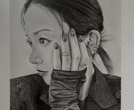 鉛筆画で人物の似顔絵を手描きで作成を致します 画像をもとに手描きの似顔絵描きます。一点もので原画送ります イメージ2