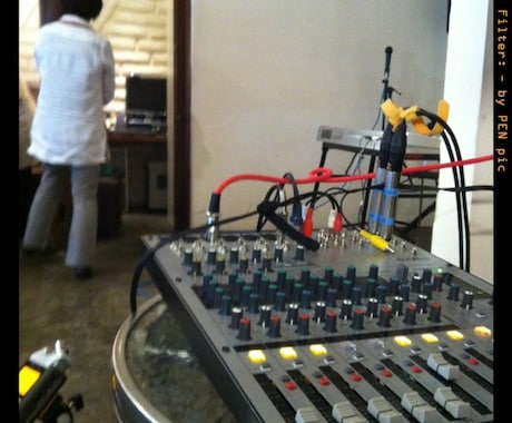 録音、音声編集します プロのラジオ番組制作者が録音します。 イメージ1