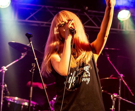 女性カメラマンがライブの様子を撮ります 動画もいいですが写真もいいですよ！ イメージ2