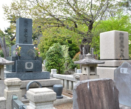 奈良市近郊のお墓参り代行します お参りの他、お墓の清掃、お線香、供花をセットでご提供します。 イメージ1