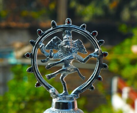 インド占星術であなたの本質・カルマ・運命を占います 古代インド占星術を使って、あなた自身を総合的に読み解きます。 イメージ2