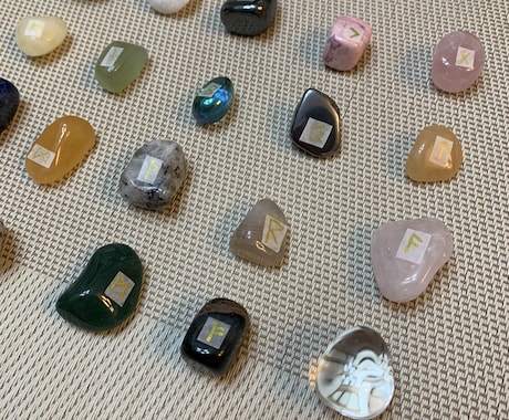 霊感を用いて✨ルーン占いで貴方のこと占います ルーン占いを電話で行い、貴方の人生が素敵な方向に進むように。 イメージ1