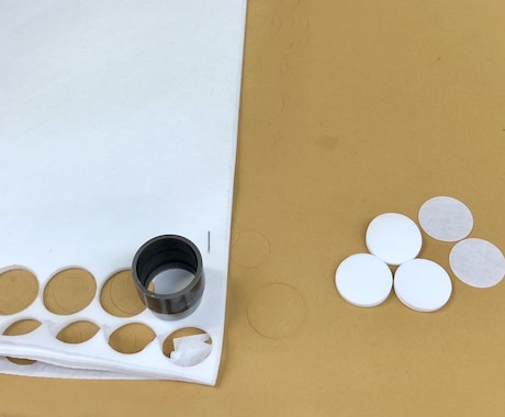 金型プレスで同一形状を大量・精密に生地を裁断します 手切り限界の方必見！金型プレスでスピーディに大量裁断致します イメージ2