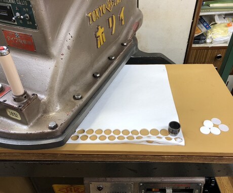 金型プレスで同一形状を大量・精密に生地を裁断します 手切り限界の方必見！金型プレスでスピーディに大量裁断致します イメージ1