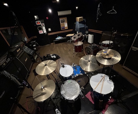 プロドラマーがセルフレコーディングして納品します データ上のやり取りのみで、生ドラムの音源を納品します。 イメージ1