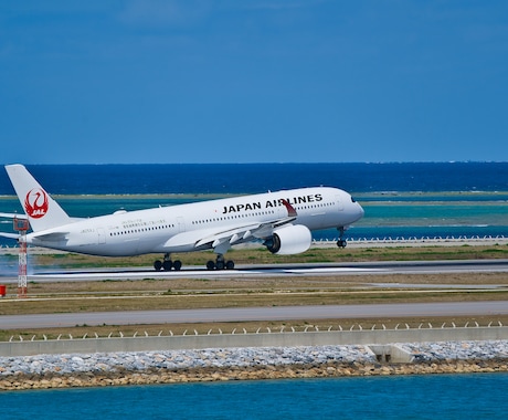 沖縄の青い海を背景に離着陸する飛行機を撮影します 【高品質】一眼カメラで撮影した高品質な写真をリーズナブルに。 イメージ1