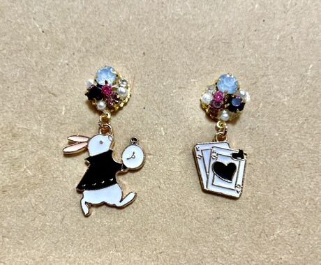 あなただけのアクセサリーをお作りします うさぎとトランプのイヤリング/ピアス イメージ2