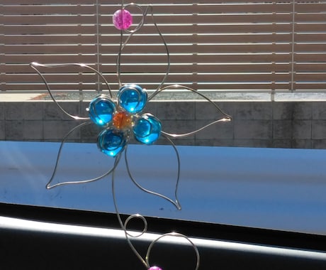 ビー玉の花型サンキャッチャーを制作します ビー玉とワイヤーで作るマーブルアートの花型サンキャッチャー イメージ2