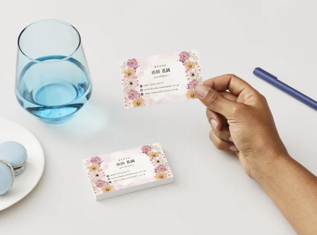 華やかな雰囲気の名刺作成承ります ピンク色のお花がパッと目を引くデザインです イメージ7