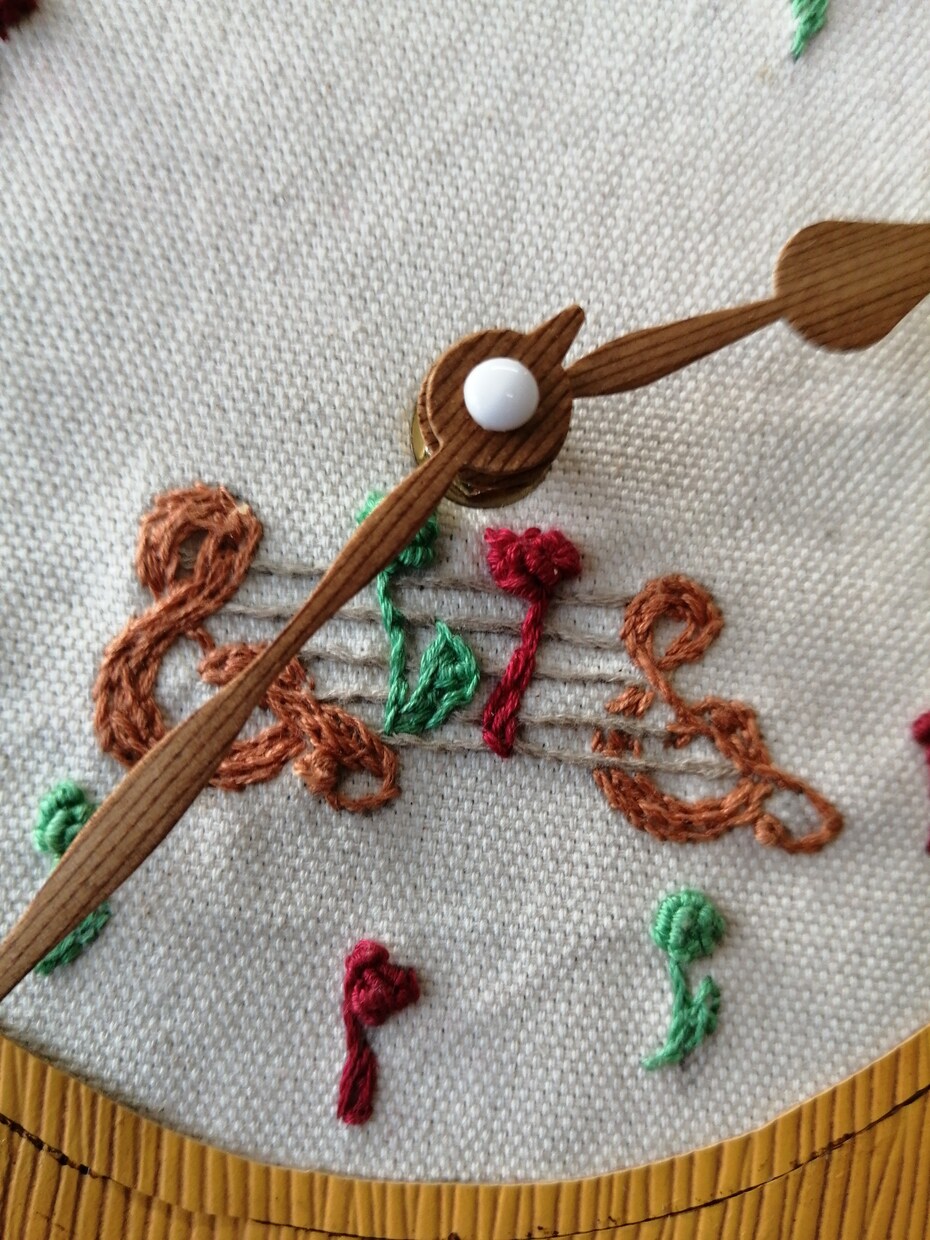 男女の語らいのイメージを刺繍で仕上げますます 手作り刺繍音符掛け時計完全手縫い イメージ6
