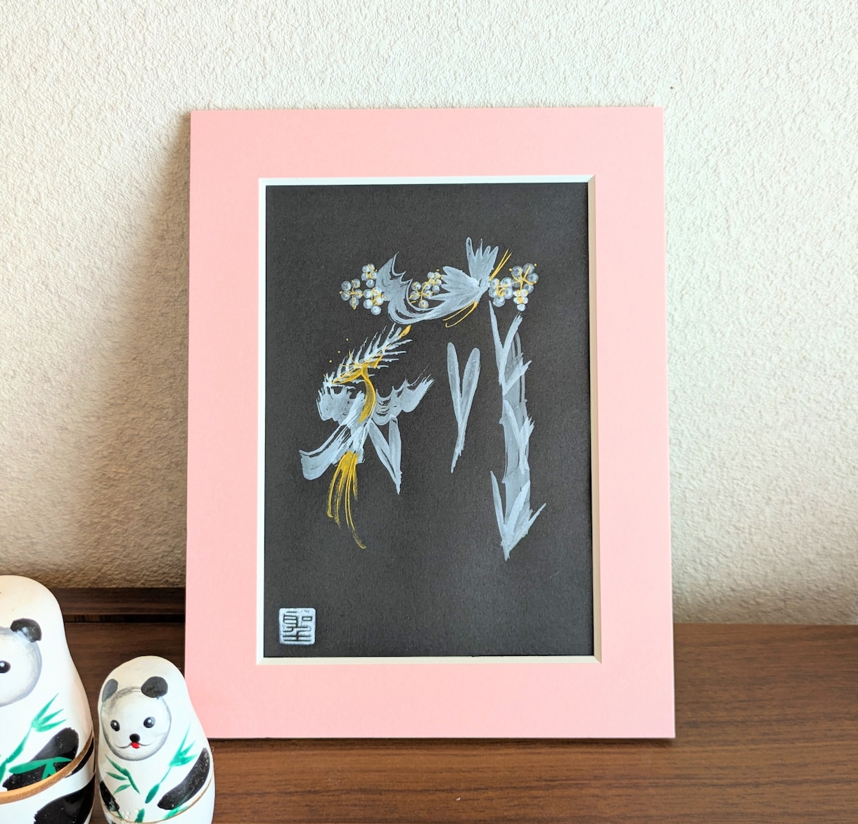お好きな一文字をモノトーン花文字で描きます 2Lサイズのモノトーン花文字。縁起物インテリアに♡ イメージ3