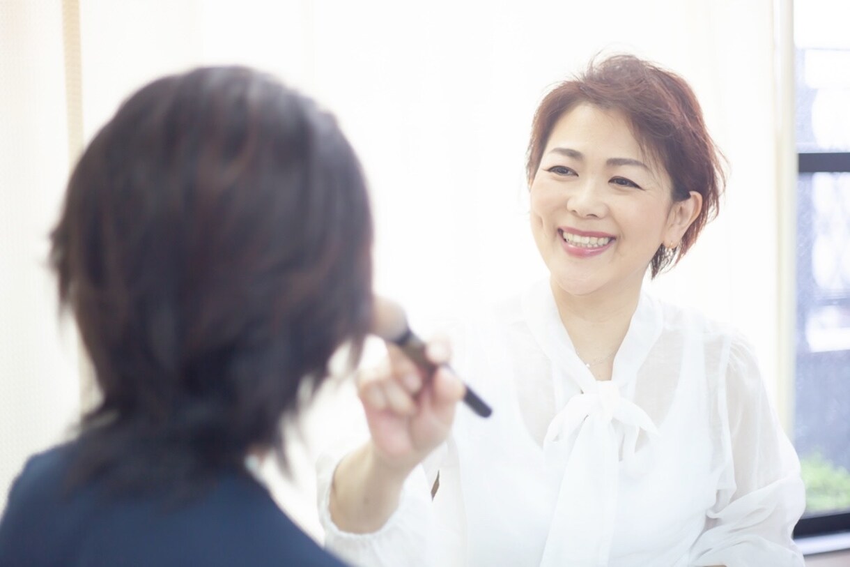 お顔の印象を変えます 印象アナリストが思った印象になるメイクをアドバイスします。 イメージ1