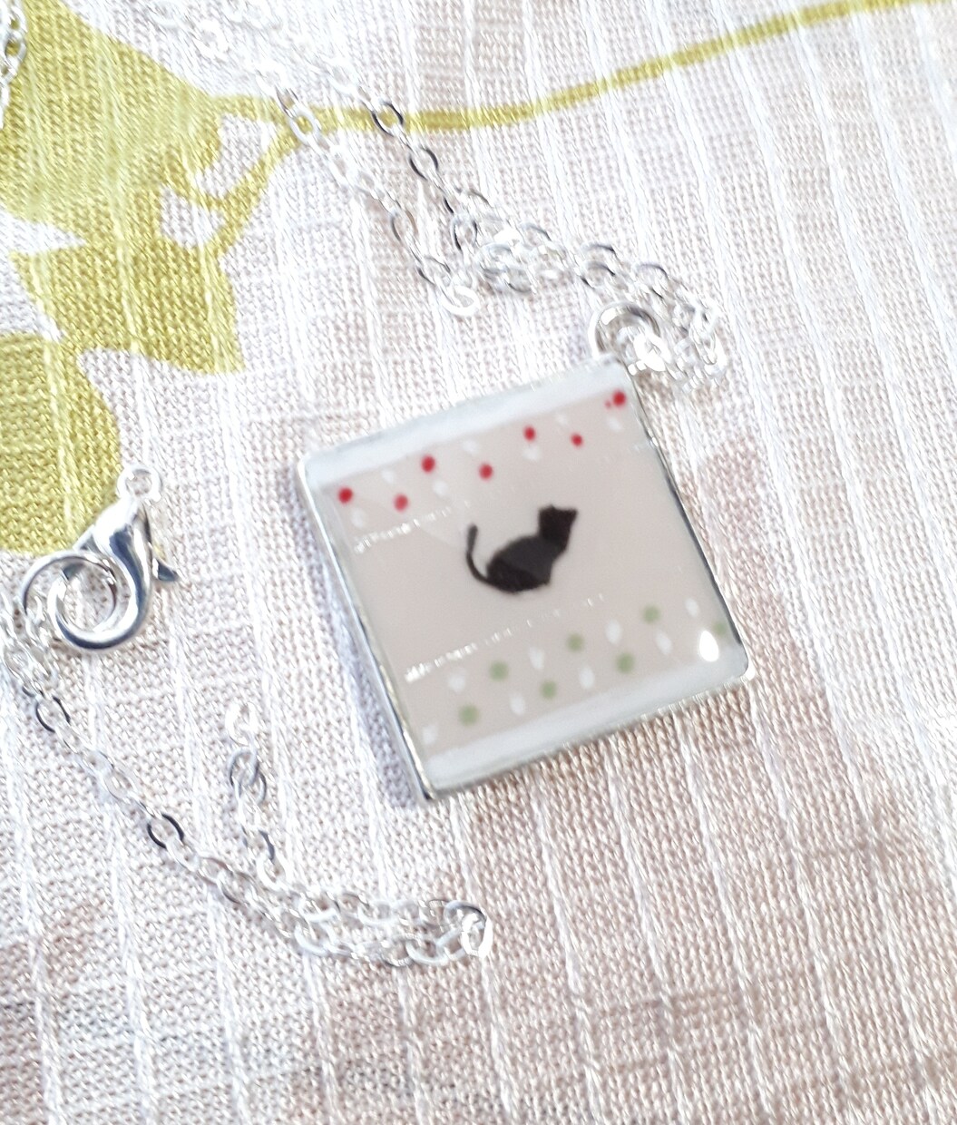 冬のレジンアクセサリーを販売します 透き通る美しさをもつレジンアクセサリーに黒猫を添えました。 イメージ10
