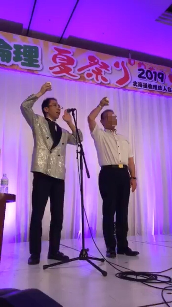 東京都内の平日イベントに出張マジックショーをします 初めてでも安心の出張マジック。幹事様も安心、笑顔広がる20分 イメージ4