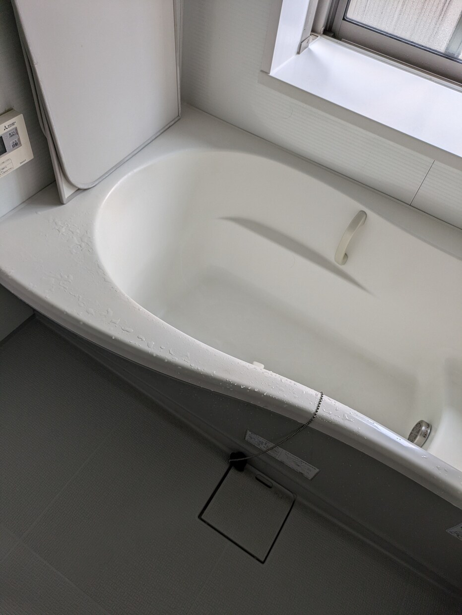 浴室内のバスタブの青い汚れの清掃を教えます バスタブの青い汚れを落とす液剤などと作業方法をお伝えします。 イメージ1