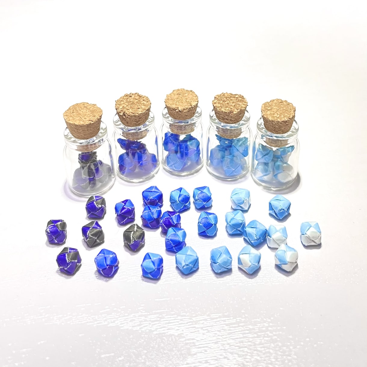 かわいいおりがみの瓶詰め送ります 直径5ミリのおりがみサイコロ！置物やストラップ でどうぞ！ イメージ6