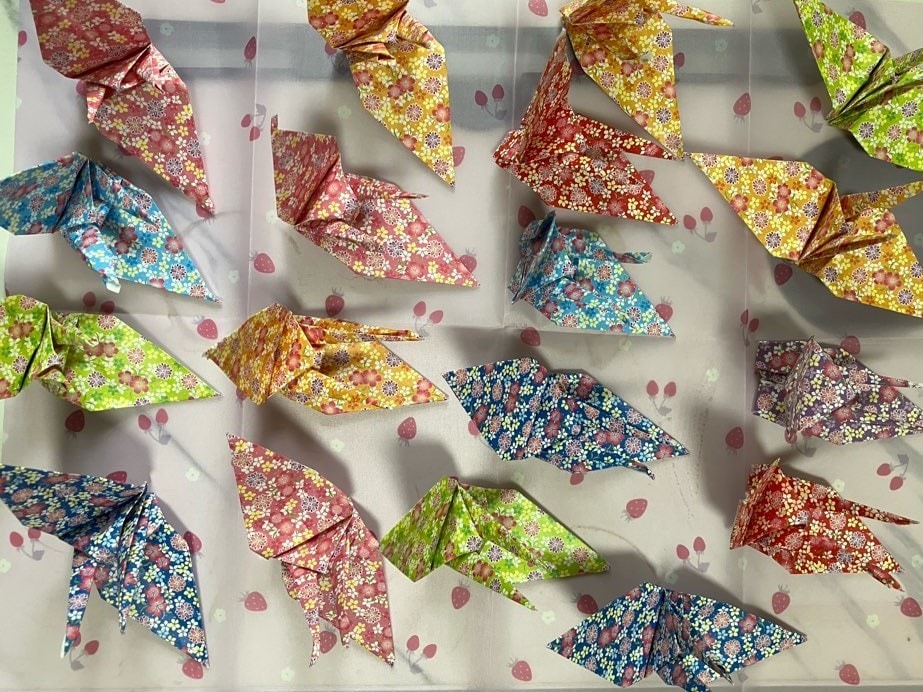 折り鶴作成代行、紙ペーパーのお花も作ります 色々なイベントで必要な方に代わりお花や折り鶴を折ります イメージ1