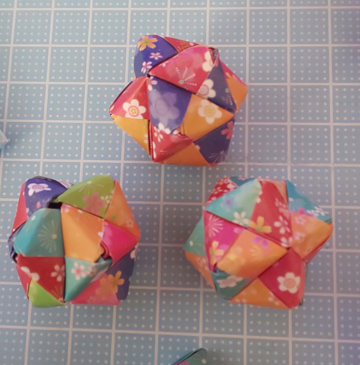 くす玉（千代紙）作ります ☆置物や壁飾りなど、ちょっとしたお部屋飾りなどに☆ イメージ9