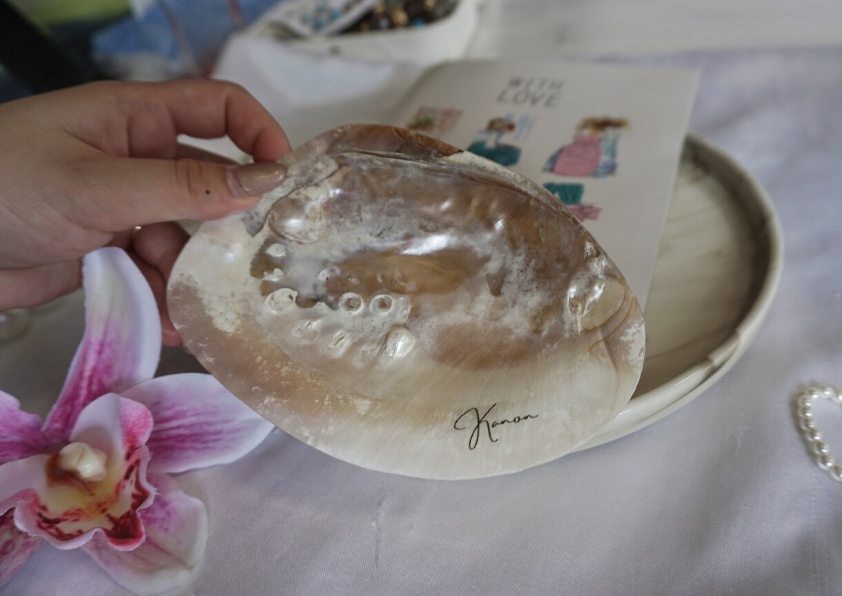 パールシェル席札・結婚式トレイ・名入れします 挙式後はアクセサリートレイに！ゲストに喜ばれる特別な席札 イメージ5