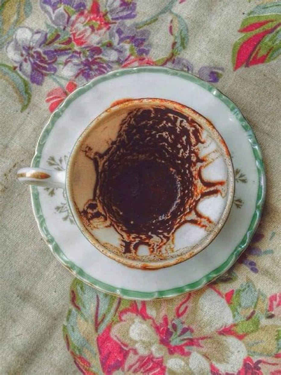 トルコ式コーヒーで占います トルコ式コーヒー占いは１４世紀より受け継がれた占い方法です。 イメージ5