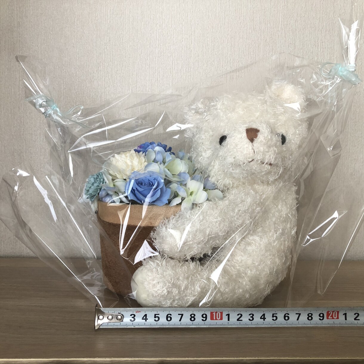 お花をたくさん使ったアレンジを作ります くまさんがお花がたくさんのバスケットを抱えているアレンジです イメージ2