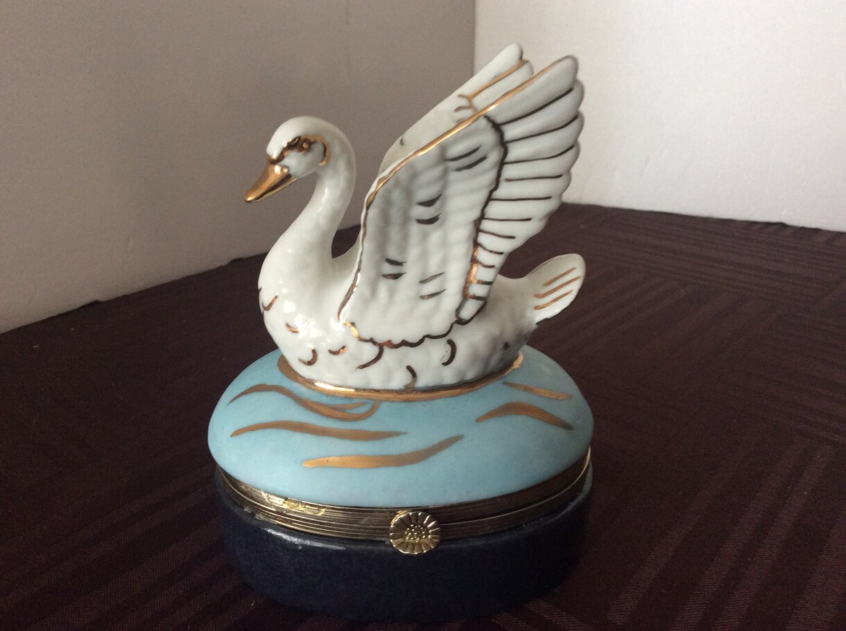 クリスマスのプレゼントに喜ばれます アンティークの小物入れ。中に何を入れるかはあなただけの秘密 イメージ1