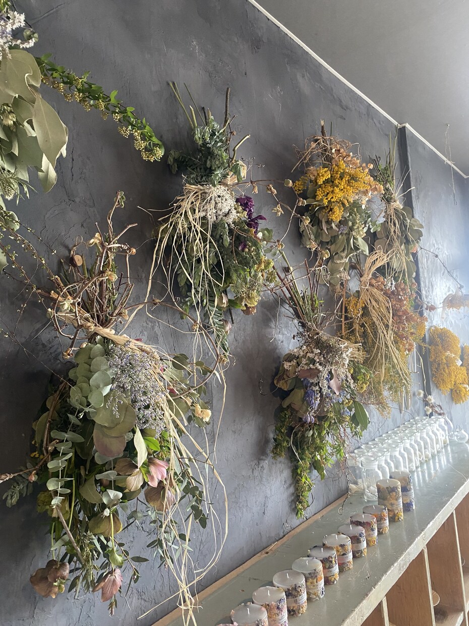 スワッグやリースなど作ります 現役花屋で働いてます！ドライフラワー お任せ下さい。 イメージ3
