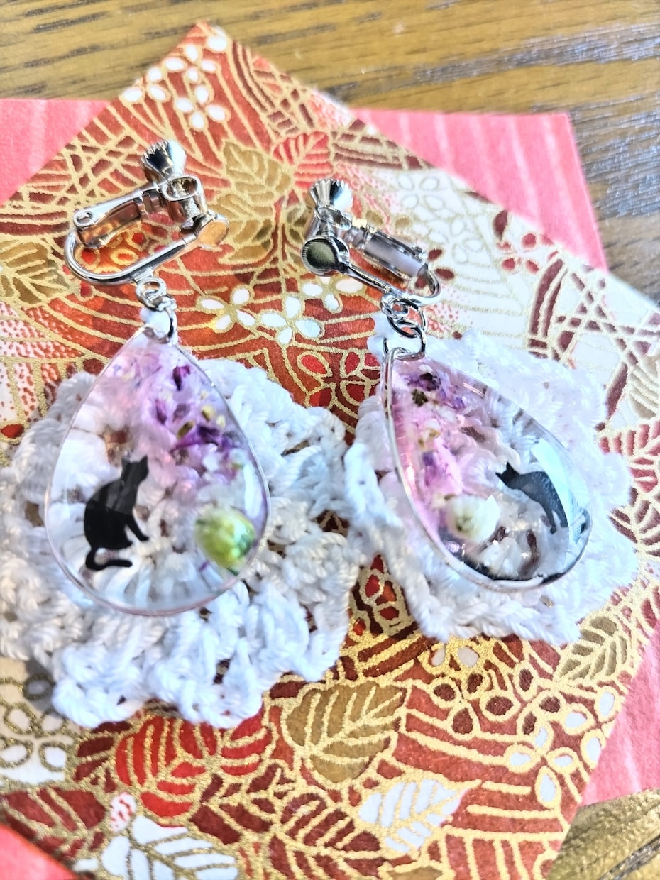 レースをそえてレジンイヤリング、ピアス販売します 猫と一緒にお出かけはいかがでしょう イメージ5