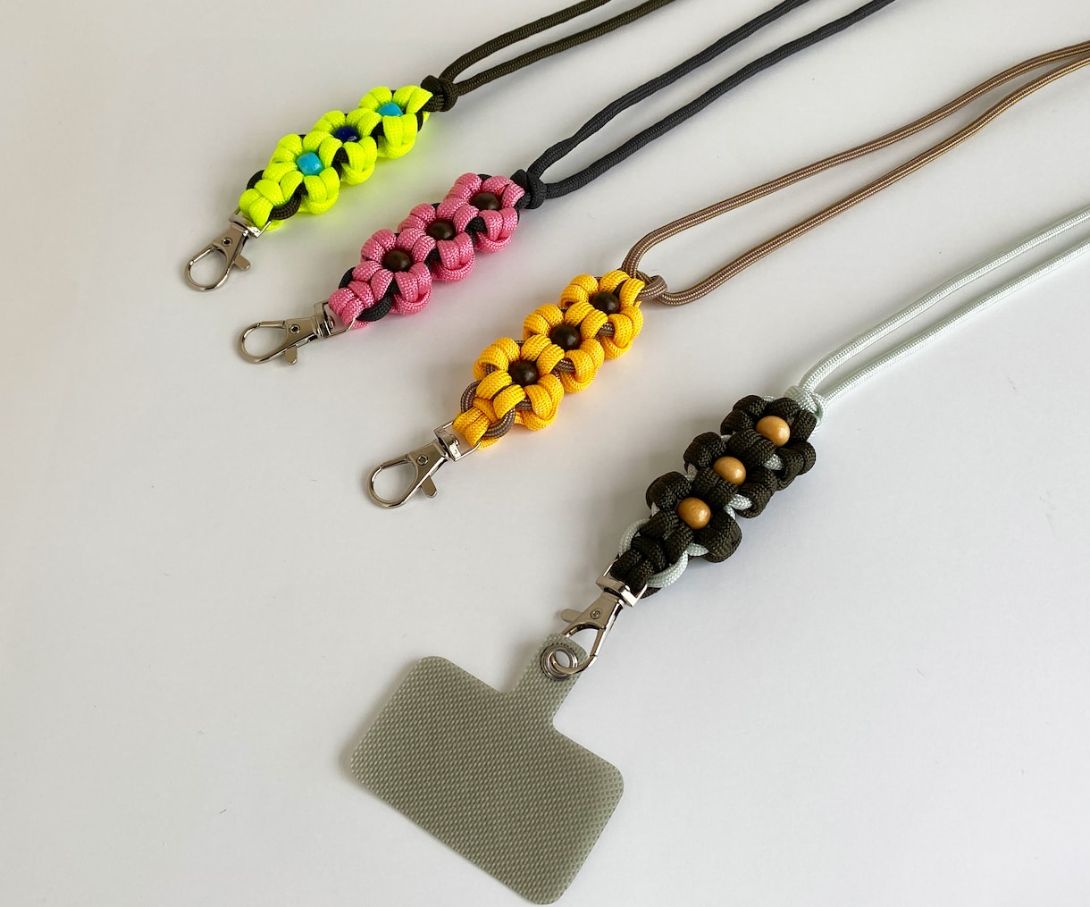 パラコード/スマホストラップ3販売します 三連の花が可愛いスマホ・ネックストラップです♡ イメージ2