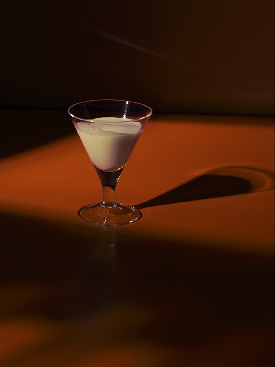 一杯の魔法を一枚に。魅せるカクテル撮影、承ります お酒の価値をもっと高く。 カクテル・酒類専門のイメージ撮影 イメージ1