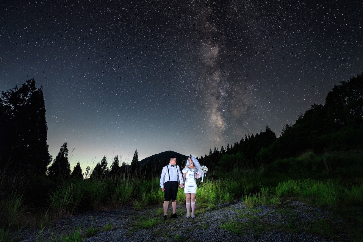 星空ウェディングの出張撮影をいたします 満点の星空と一緒に大切な記念日を写真に残します。 イメージ1