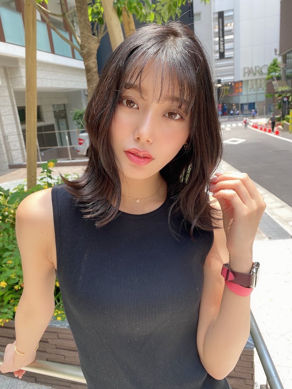 貴方に似合う髪型とメイクをご提案いたします 普段のメイクやヘアからの貴方の魅力を引き出します。 イメージ2