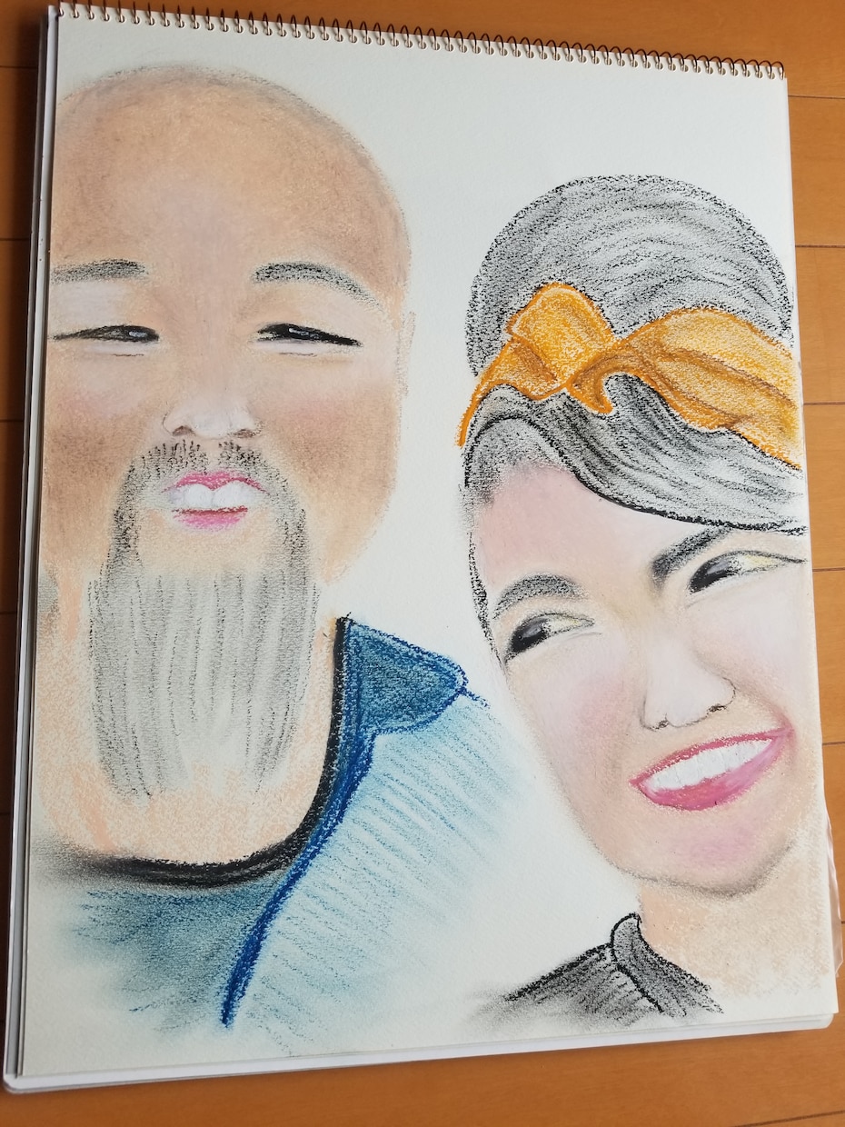あたたかみのあるパステルで手描きします 油絵風チャーミングなリアル似顔絵 イメージ2