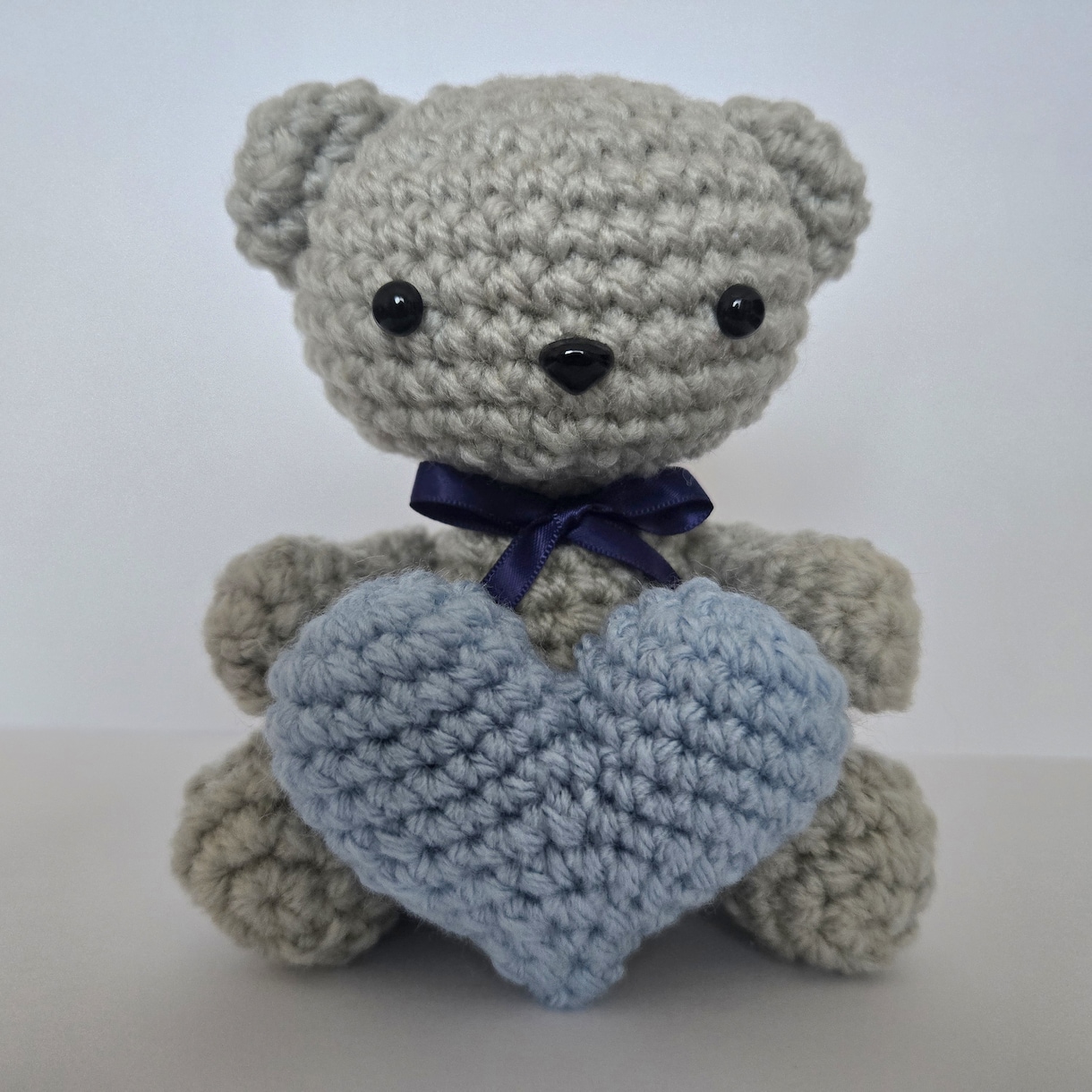 クマのあみぐるみを製作します ハートのモチーフを抱えたクマちゃん、色の組み合わせが選べます イメージ1