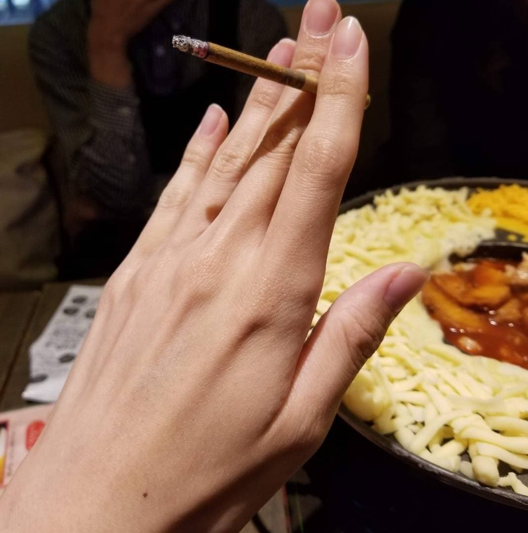 すらっと長い指の手パーツ写真撮ります 海外在住｜20代の清潔感ある美しい手です イメージ1