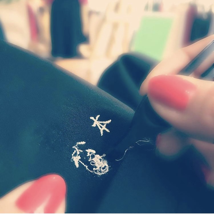 制服、ユニフォームなどの刺繍はずしを承ります 意外と手間がかかる細かい作業です！ぜひお任せください。 イメージ1
