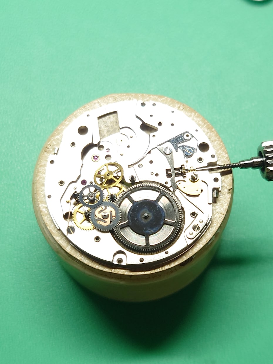 機械式腕時計の分解掃除(オーバーホール)を行います 3針の機械式腕時計をメインに修理作業をしております。 イメージ6