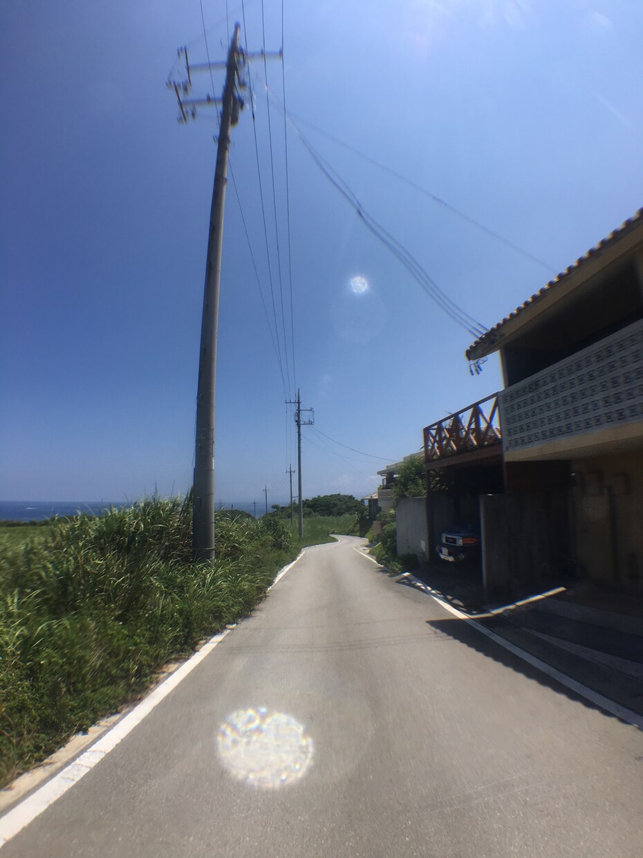 写真に映りこんだ邪魔なもの。消します 後ろに邪魔なものが映り込んでしまった！きれいに消します。 イメージ2