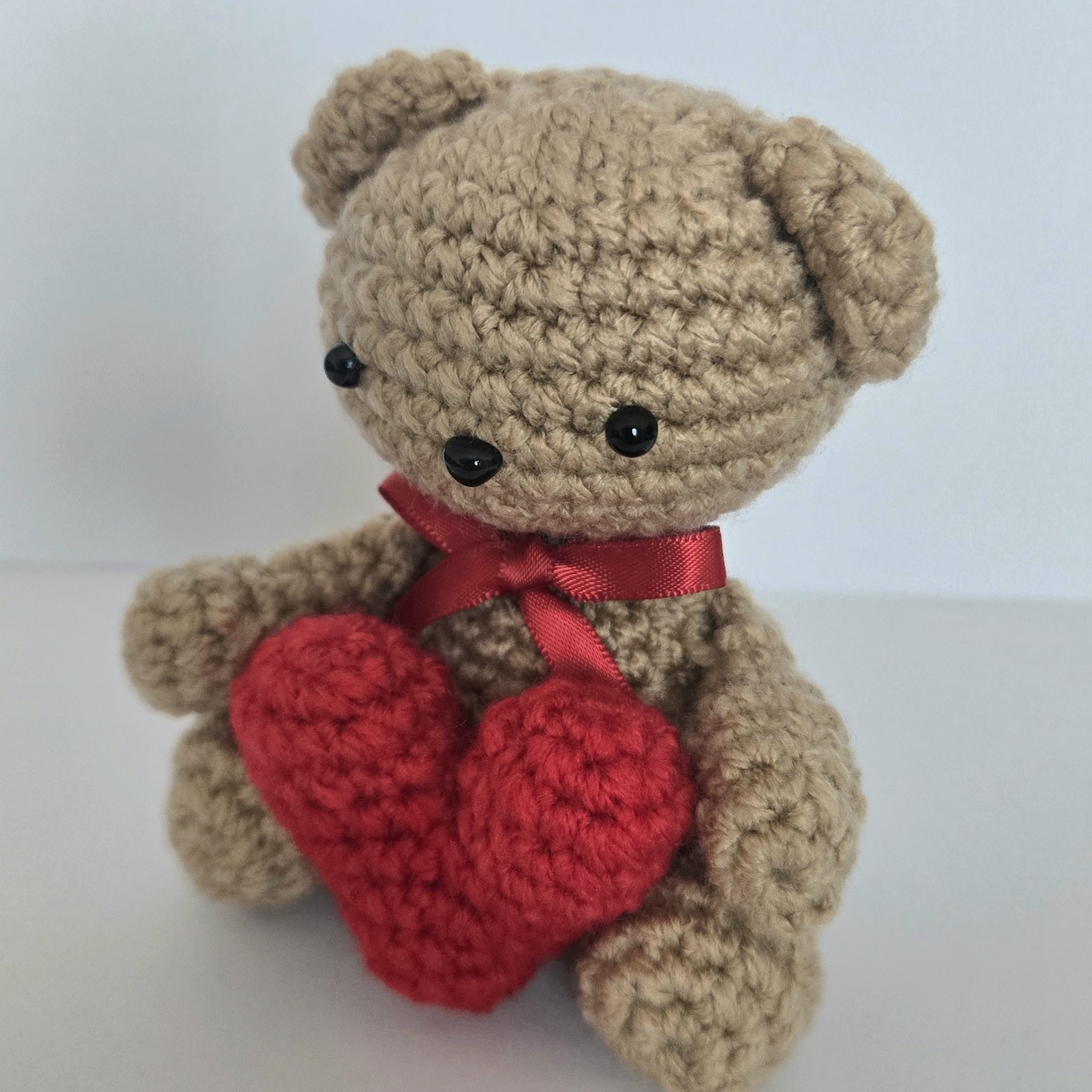 クマのあみぐるみを製作します ハートのモチーフを抱えたクマちゃん、色の組み合わせが選べます イメージ8