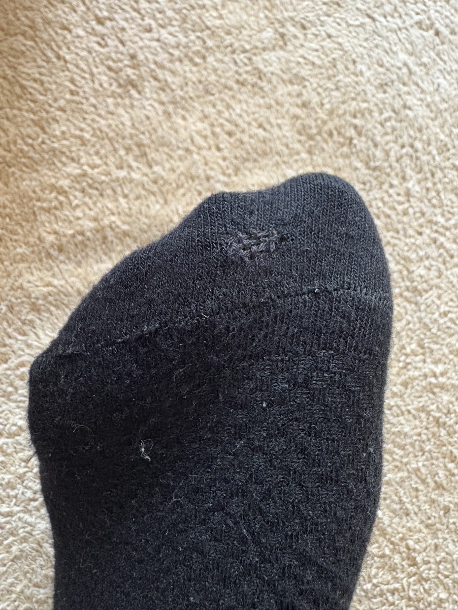 穴が開いた服をダーニングで直します カラフルなダーニングでかわいく補修いたします。 イメージ4