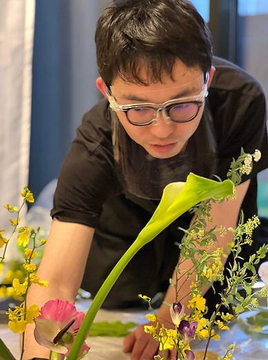 お花をペットポドルで飾れるように教えます 華道師範所有者が、華道の要素を活かして、お教えします。 イメージ2