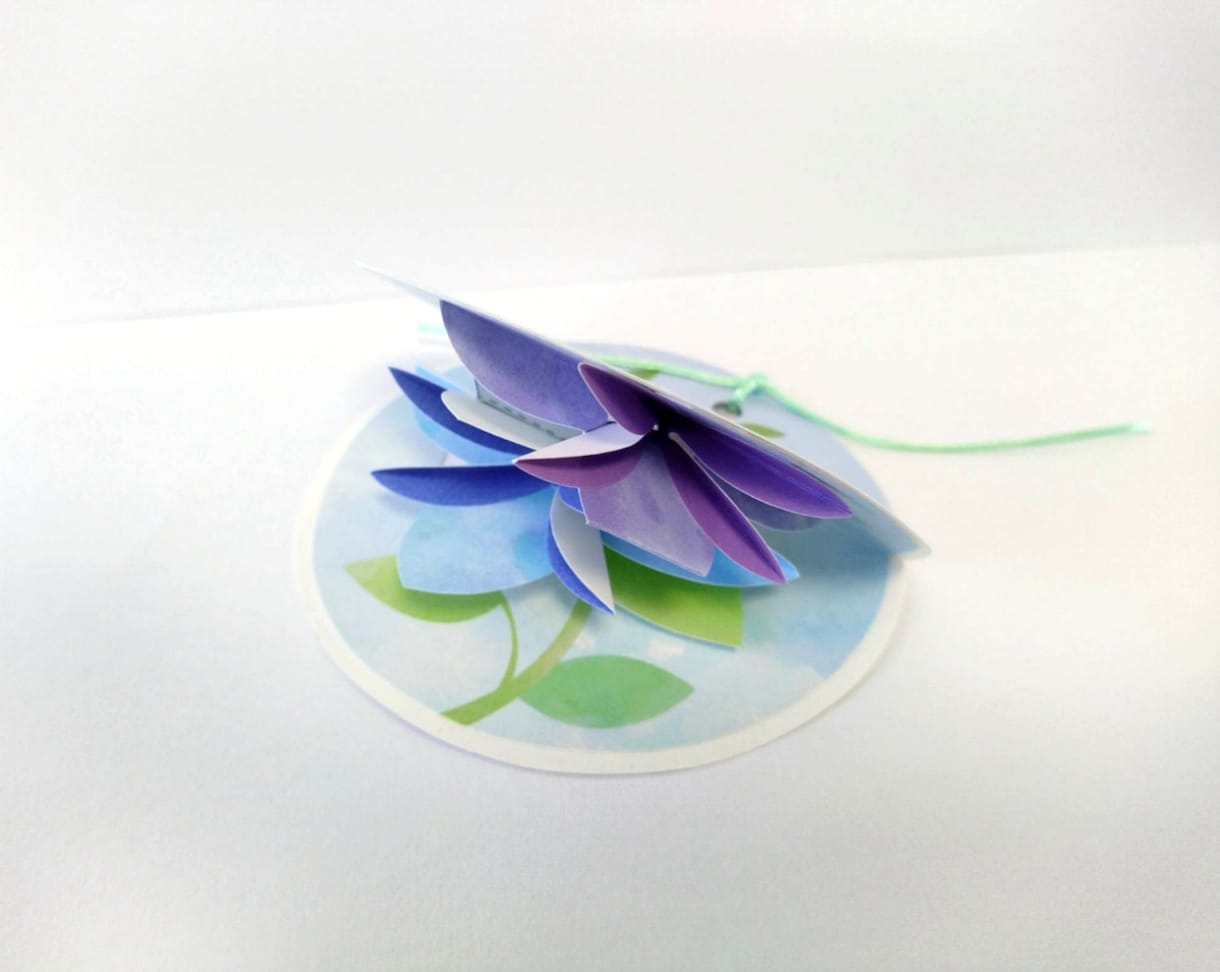 お名前入りで飛び出すお花のカードをお作りします お名前入りで特別感がある華やかなカードです イメージ3