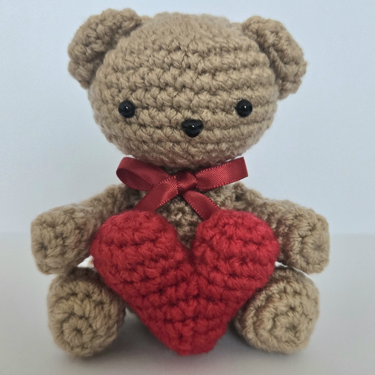 クマのあみぐるみを製作します ハートのモチーフを抱えたクマちゃん、色の組み合わせが選べます イメージ7