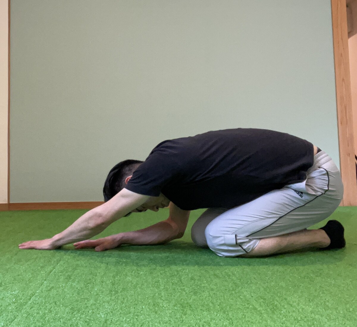 肩こりが酷い方におススメのストレッチをします 子育てと仕事で忙しいママさん向け、30分でユルっとスッキリ！ イメージ4