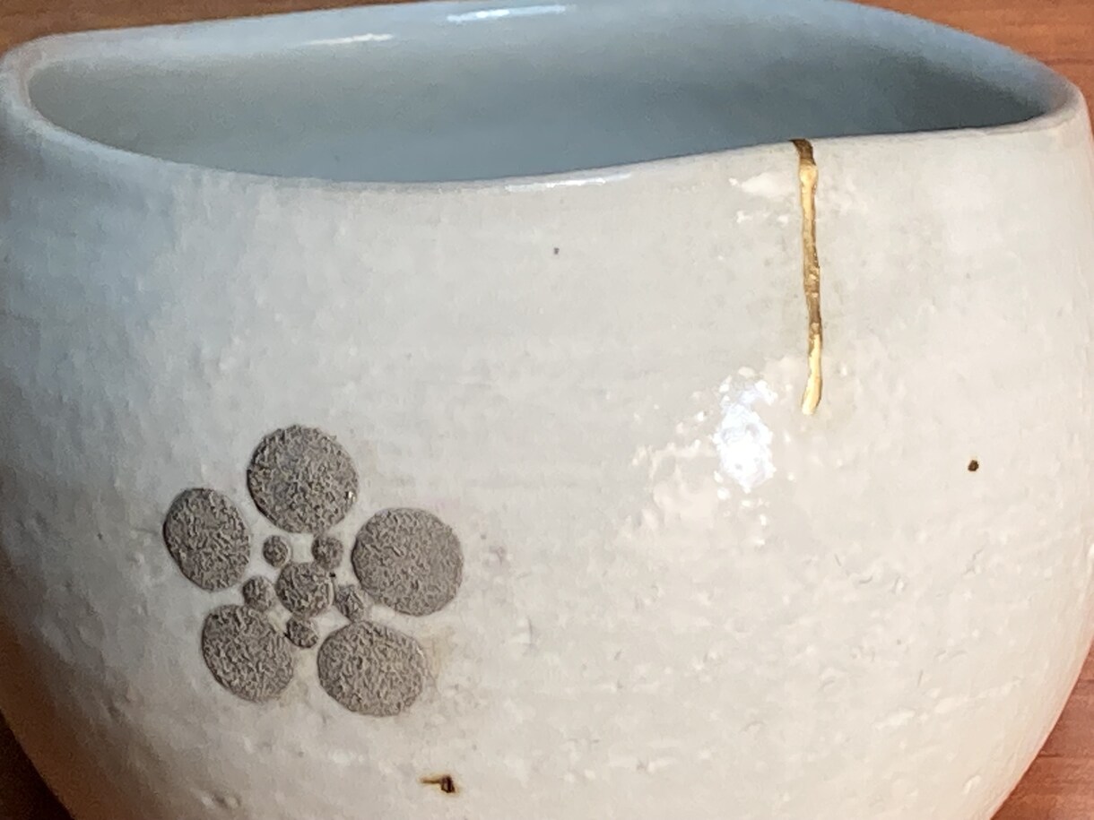 金継ぎで壊れた器の欠け・ヒビ・割れのお直しをします 天然の本漆と金粉・銀粉（丸粉）を使った伝統技法による繕いです イメージ5