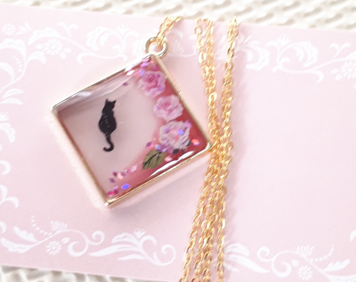 黒猫のレジンネックレスを販売します 黒猫をモチーフにしたハンドメイドアクセサリーはいかがです イメージ4